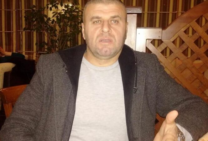 Dhunoi bashkëshorten dhe mbante armë pa leje në banesë, gjykata lë në burg ish-drejtorin e burgut të Fushë Krujës