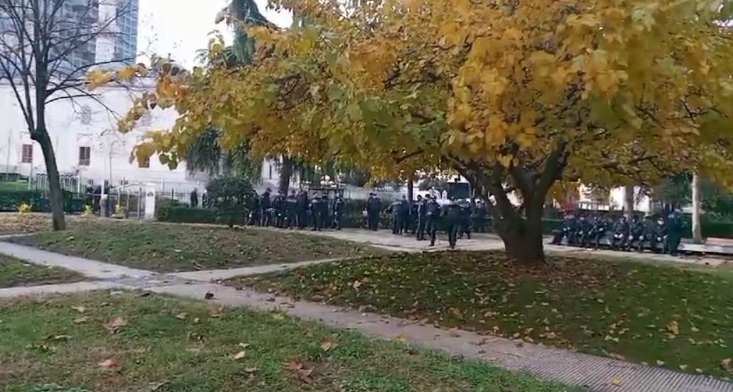 Protesta e opozitës, policia “blindon”Parlamentin, 800 efektivë në terren