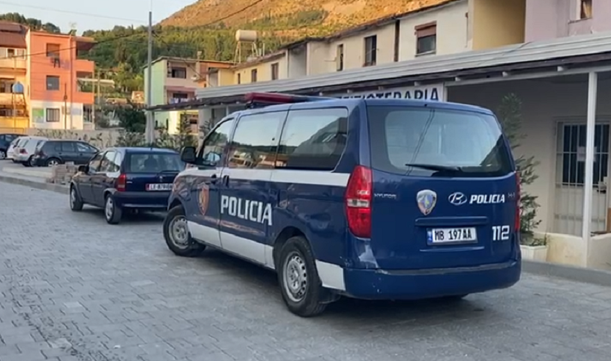 Me arsenal armësh në banesë dhe i përfshirë në shitje droge, pranga 48-vjeçarit, procedohen dy të afërmit e tij