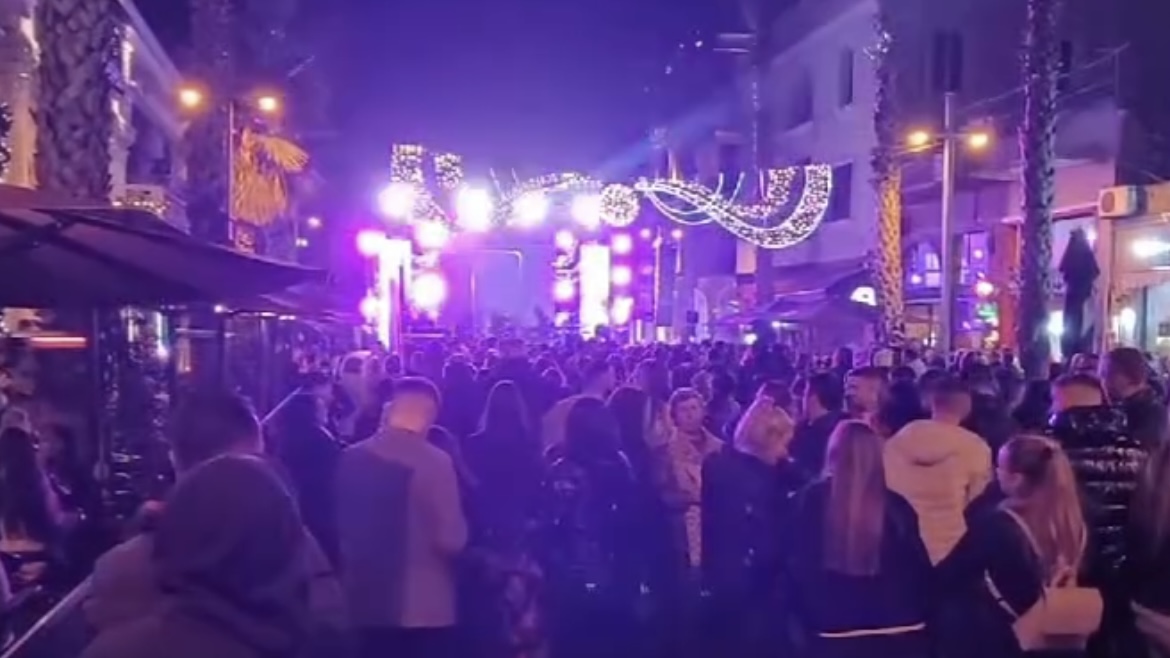 “Ndizet” bulevardi në Durrës, çfarë po ndodh në virgjilje të Krishtlindjes (VIDEO)