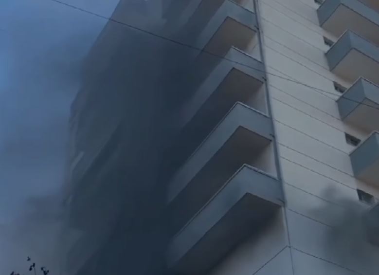 Zjarri në qendrën tregtare të Lushnjës, Goxhaj: Dyshohet se shkak ka qenë mbinxehja e një objekti! Personat e bllokuar, të dalin në tarracën e pallatit