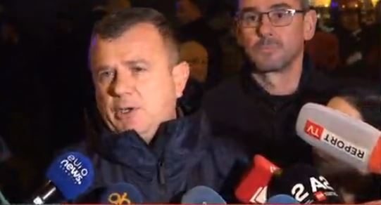 “Rreziku nuk ka përfunduar”, Balla për situatën e zjarrit në Lushnjë: Po punohet në kushte të vështira, ja pse e sollëm helikopterin