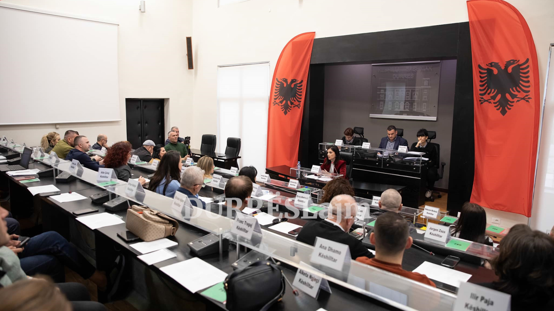 Durrës, miratohet buxheti dhe paketa fiskale 2024, opozita voton kundër. Sako bën urimin në një sallë thuajse të boshatisur (VIDEO)