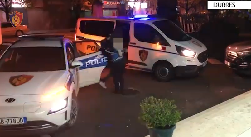 “Tempulli” në Durrës, arrestohen dy të rinj me doza kanabisi dhe një thikë