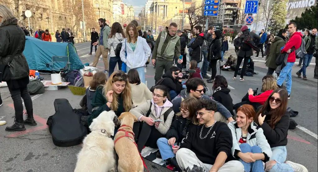 Parregullsitë në zgjedhjet në Serbi, studentët nisin bllokimin prej 24 orësh të qendrës së Beogradit. Ja çfarë kërkojnë ata!