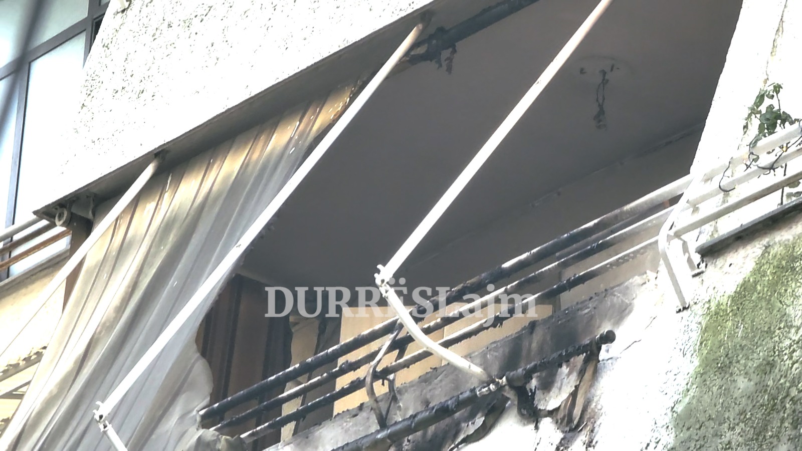 Bie zjarr në një apartament te pallati &#8220;traget&#8221; në Durrës (VIDEO)