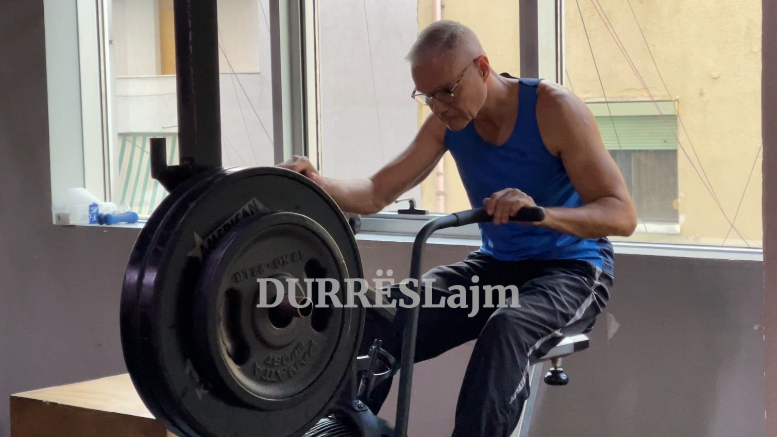 Mendje e shëndoshë në … palestër/ Edhe 70-vjeçarët po stërviten në Durrës (VIDEO)