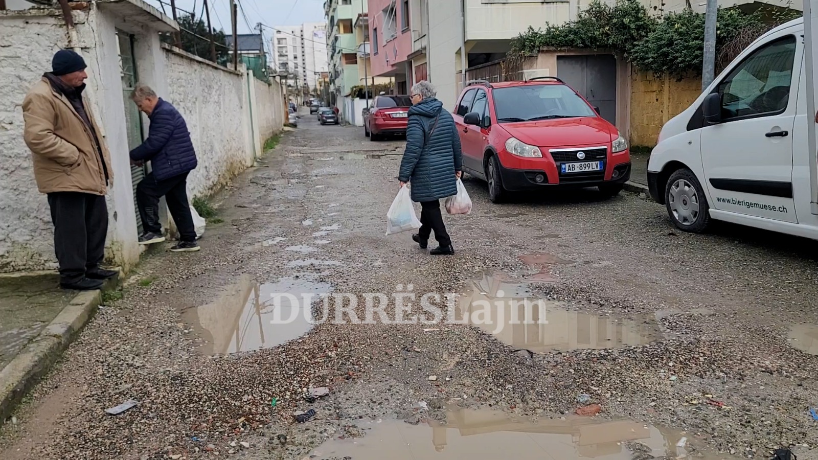 Të harruar në mes të Durrësit, qytetarët me sytë nga bashkia për t&#8217;u përmbushur premtimet e dhëna në fushatë (VIDEO)