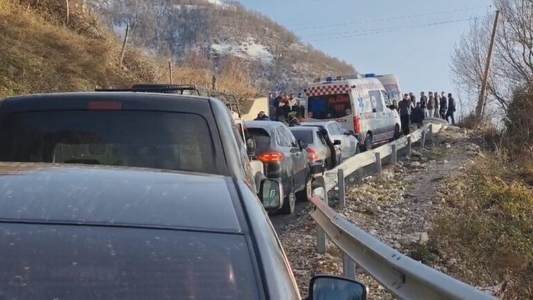 Aksident në Rrugën e Arbërit, “Audi” përplaset me furgonin e mallrave, bllokohet qarkullimi