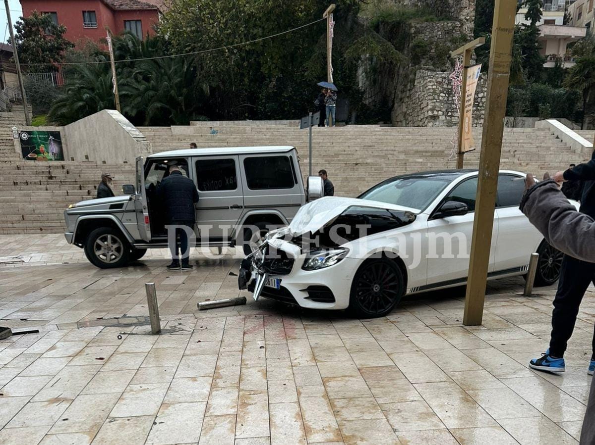 Përplasen dy makina pranë bashkisë së Durrësit