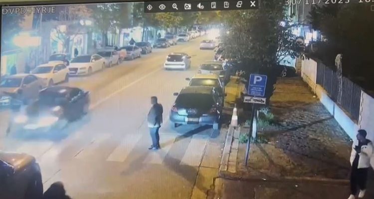Publikohet videoja, momenti kur polici përplaset duke kaluar vijat e bardha në Durrës