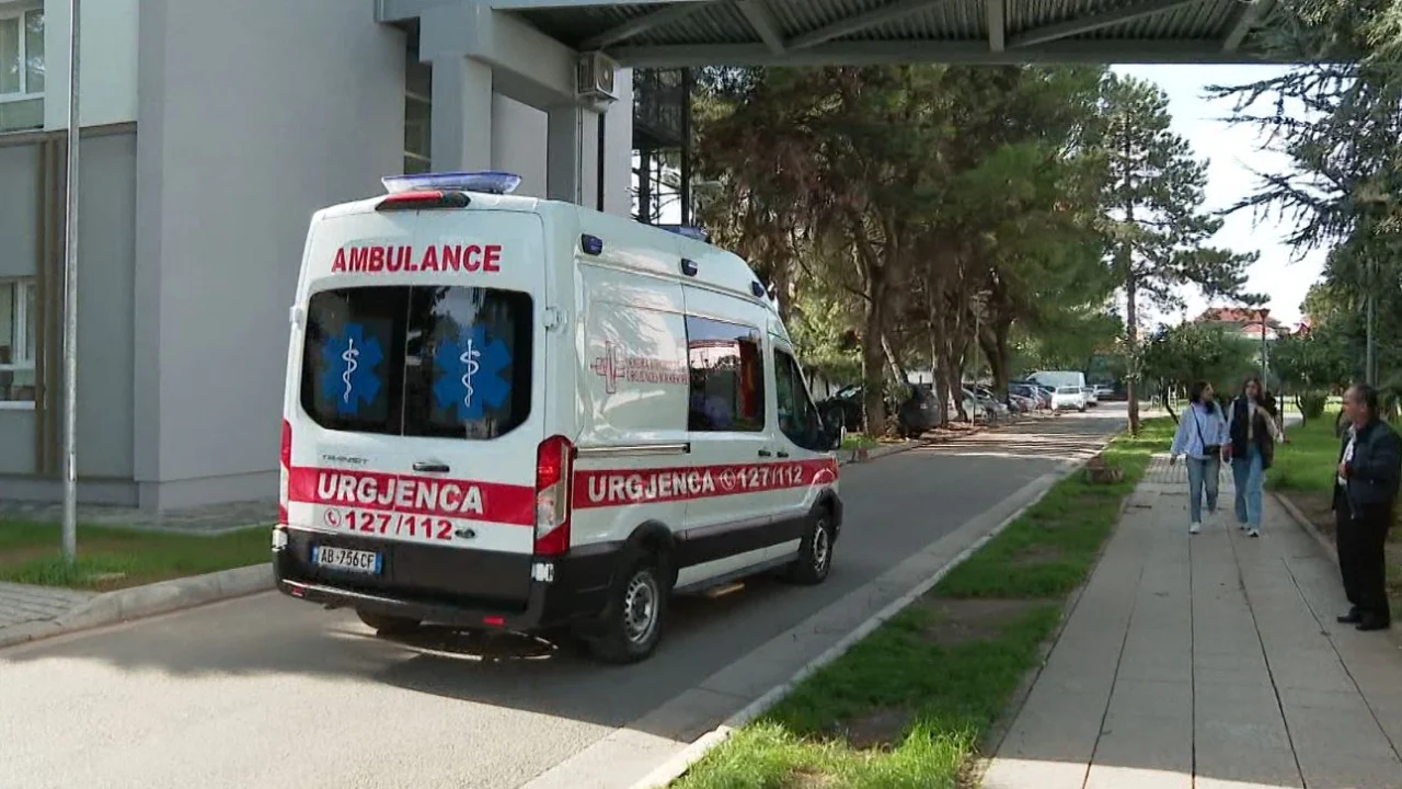 E rëndë/ 18-vjeçari nga Durrësi hidhet nga kati i fundit i pallatit në Korçë, kishte shkuar me shokët