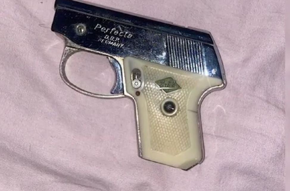 I gjendet kanabis në formë çokollate dhe pistoletë, vendoset në pranga 55-vjeçari