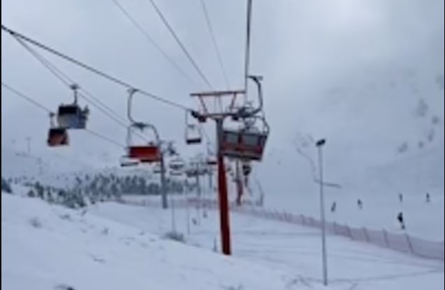 Turistët pësojnë momente tmerri në teleferikë (VIDEO)