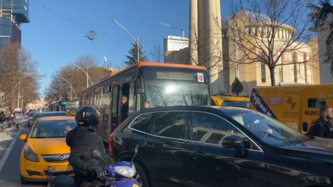 Trafik i rënduar nga protesta e opozitës, qytetarët zbresin nga autobusi në mes të rrugës