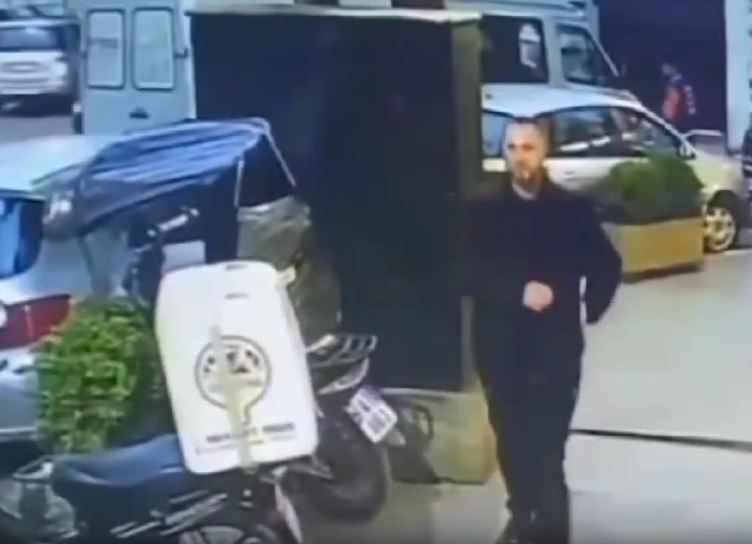 Lëvizte i qetë duke pirë cigare para atentatit, dalin pamjet e autorit të dyshuar në Don Bosko (VIDEO)