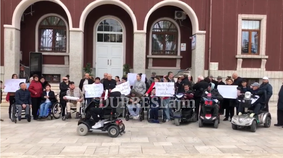 Në Durrës, marshim proteste në ditën ndërkombëtare të Personave me Aftësi të Kufizuar (VIDEO)