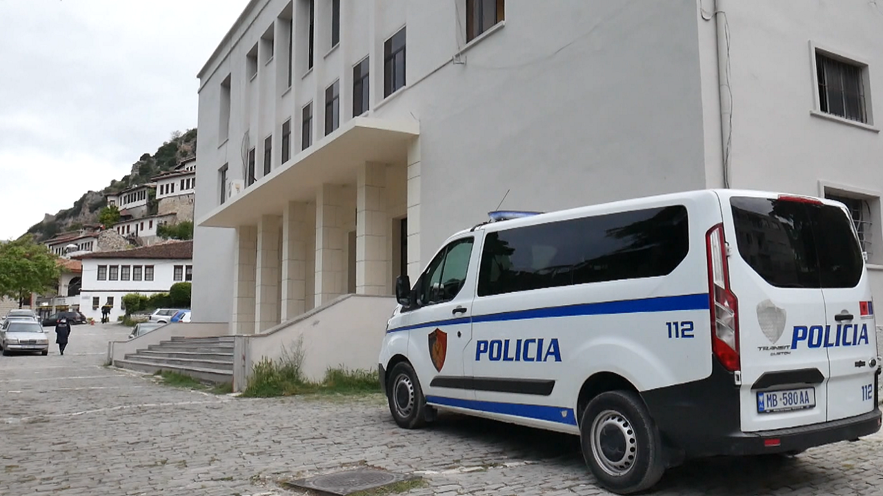 Grabiti tre biznese në Berat, arrestohet 22-vjeçari