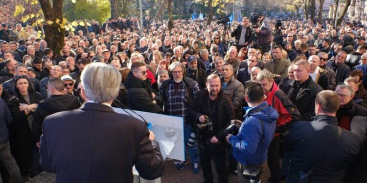 Berisha paralajmëron protesta të përjavshme: Më 27 dhjetor mblidhemi te Gjykata e Lartë