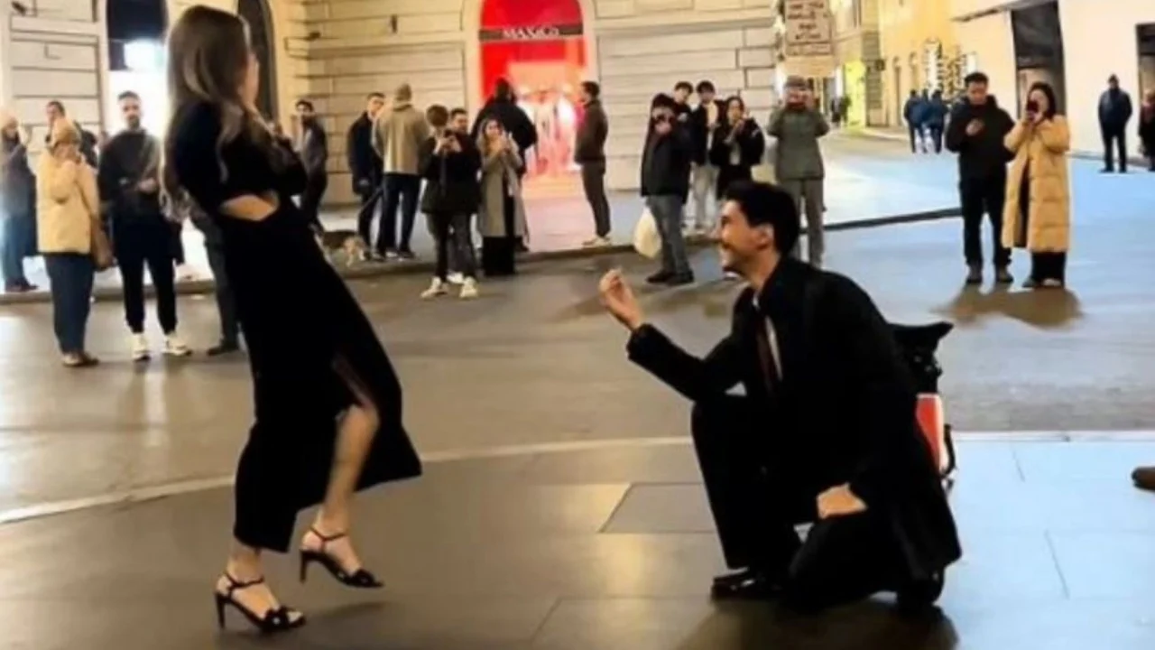 E çoi në Romë për t’i propozuar për martesë, ajo refuzon para dhjetëra njerëzve (VIDEO)