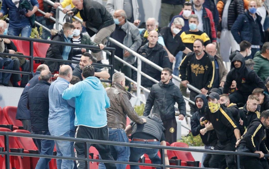 Dhunë në futbollin grek, arbitri tërbon tifozët e Olimpiakosit