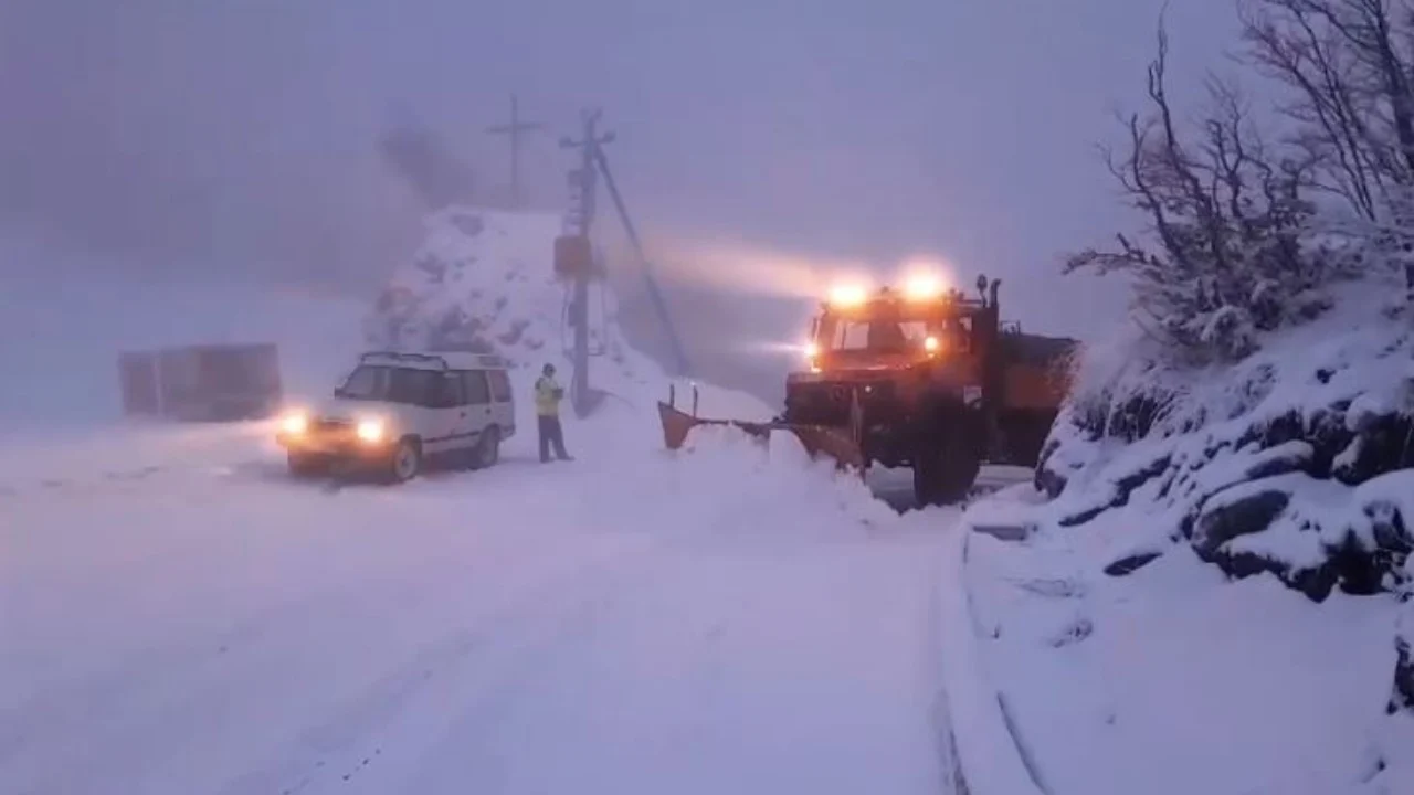 Bora në Theth bllokon rrugët! Automjetet duhet të lëvizin me zinxhirë dhe goma dimërore