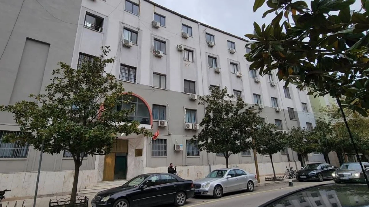 Goditi me sëpatë në kokë 33-vjeçarin, Gjykata e Durrësit lë në burg autorin dhe pronarin e lokalit