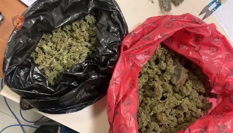 Posedim kanabisi dhe vendosje e basteve sportive, vihen në pranga dy të rinj (EMRAT)