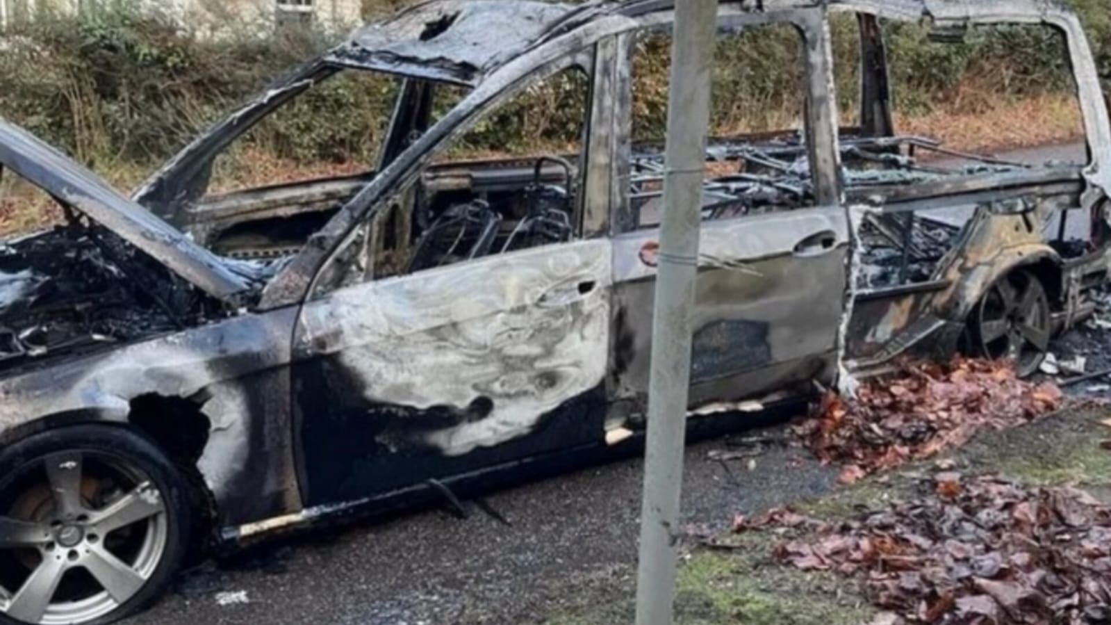 Makina e funeralit shpërthen në flakë, &#8220;shpëtohet&#8221; i vdekuri