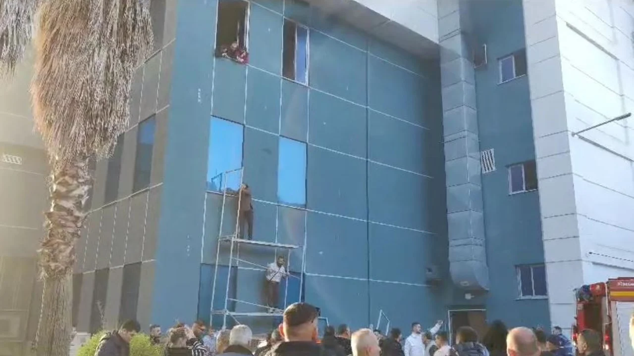 Të bllokuar në qendrën tregtare në Lushnje nga zjarri, njerëzit të frikësuar përpiqen të dalin nga dritaret