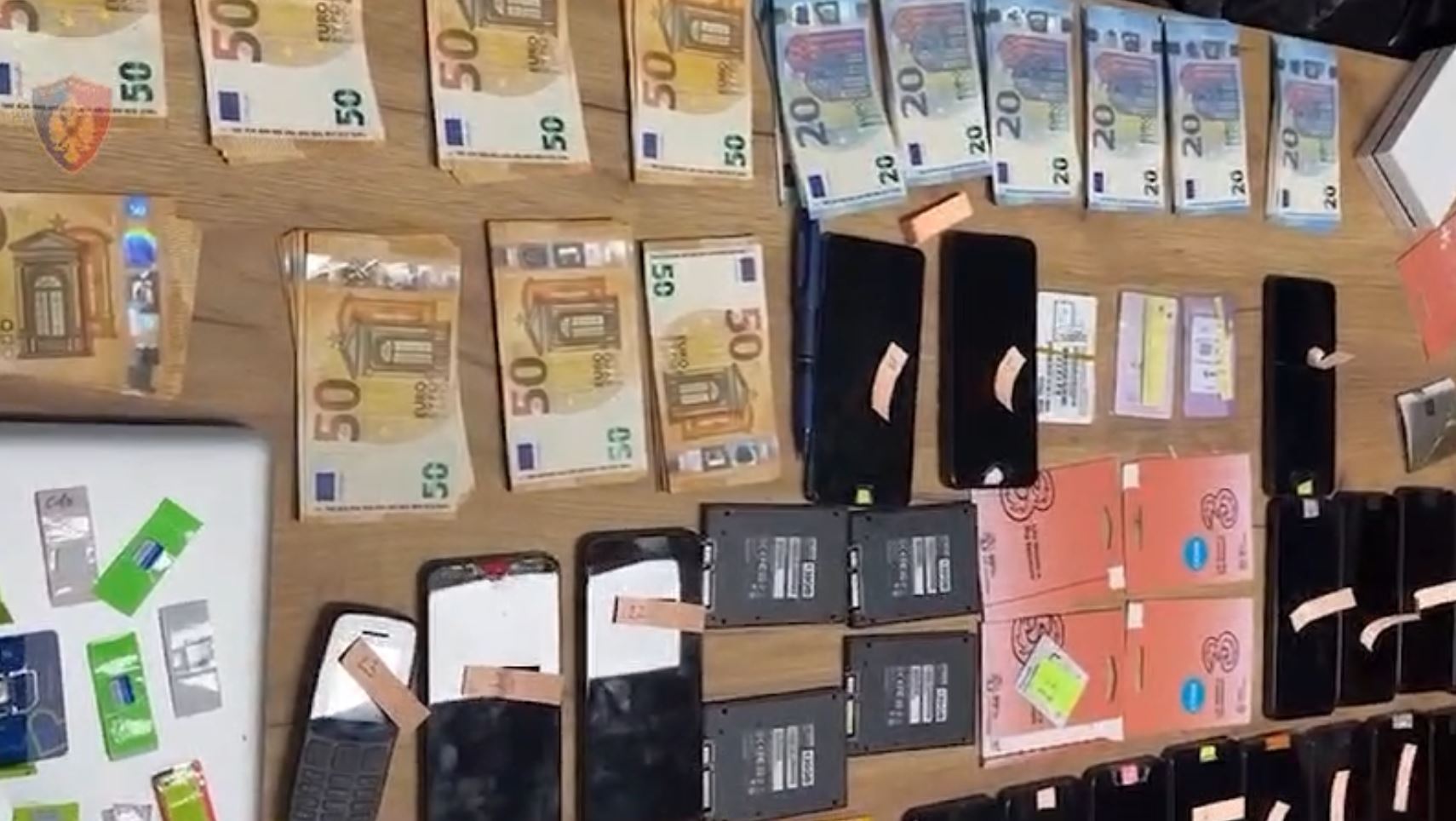 Zbulohen 2 call center që mashtronin të huajt, 4 në pranga (EMRAT)