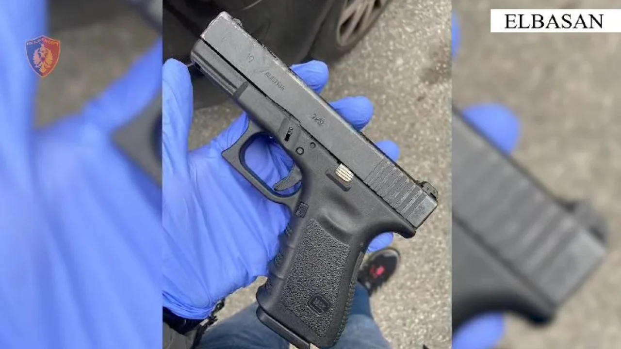 Mbante pistoletë pa leje, në pranga 27-vjeçari! I sekuestrohet municion luftarak dhe makina