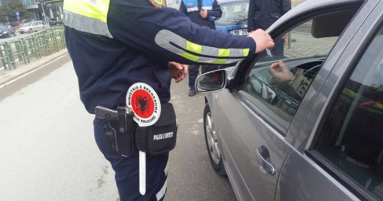 Policia rrugore lumë gjobash në Tiranë, 15 shoferë të arrestuar në një javë