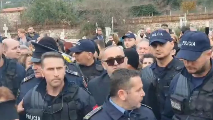 I rrethuar nga policët, Beleri pritet me brohoritma në ceremoninë mortore 