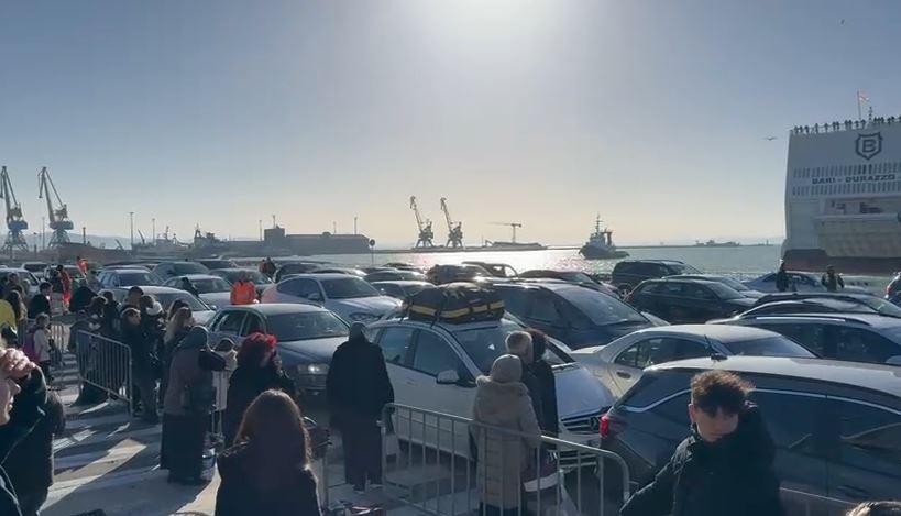 Fluks në portin e Durrësit, mbi 12 mijë pasagjerë mbërritën në vigjilje të Krishtlindjes (VIDEO)