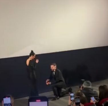 VIDEO/ Donald Veshaj i propozon për martesë Bora Zemanit gjatë premierës së filmit të tyre