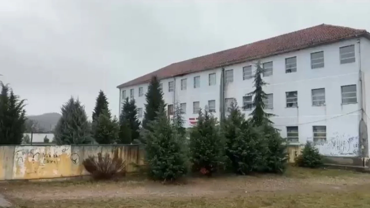 Grabitet gjatë natës gjimnazi në një fshat të Malësisë së Madhe, vidhen laptopë e pajisje të tjera