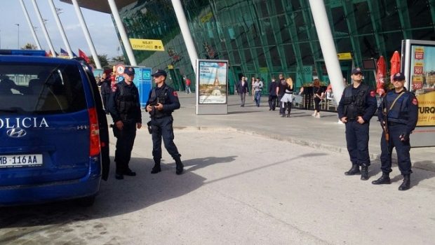 Akuza për pjesëmarrje në grup kriminal dhe mashtrim, kapen në Rinas dy të huaj të shpallur në kërkim