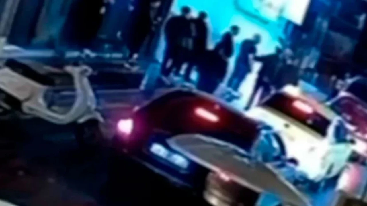 Plagosi tre grekë në Athinë, arrestohet Emiliano Jakupi/ Vazhdojnë kërkimet për bashkëpunëtorin e tij