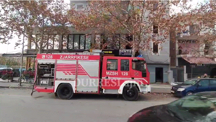 Përfshihet nga flakët apartamenti në Durrës, detajet e para (VIDEO)