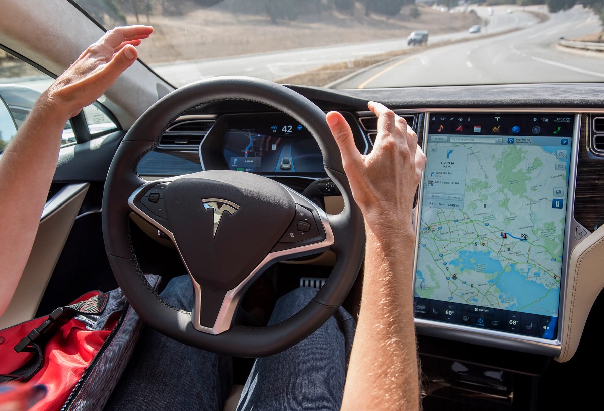 Tesla tërheq 2 makina nga tregu amerikan, shkak problemet me sistemin e pilotit automatik