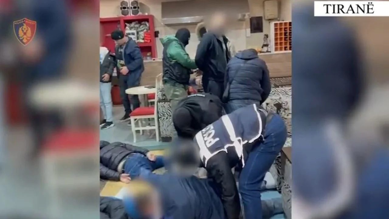 Shisnin drogë në një lokal në Kashar, arrestohen katër persona! Sekuestrohen armë, maska e para