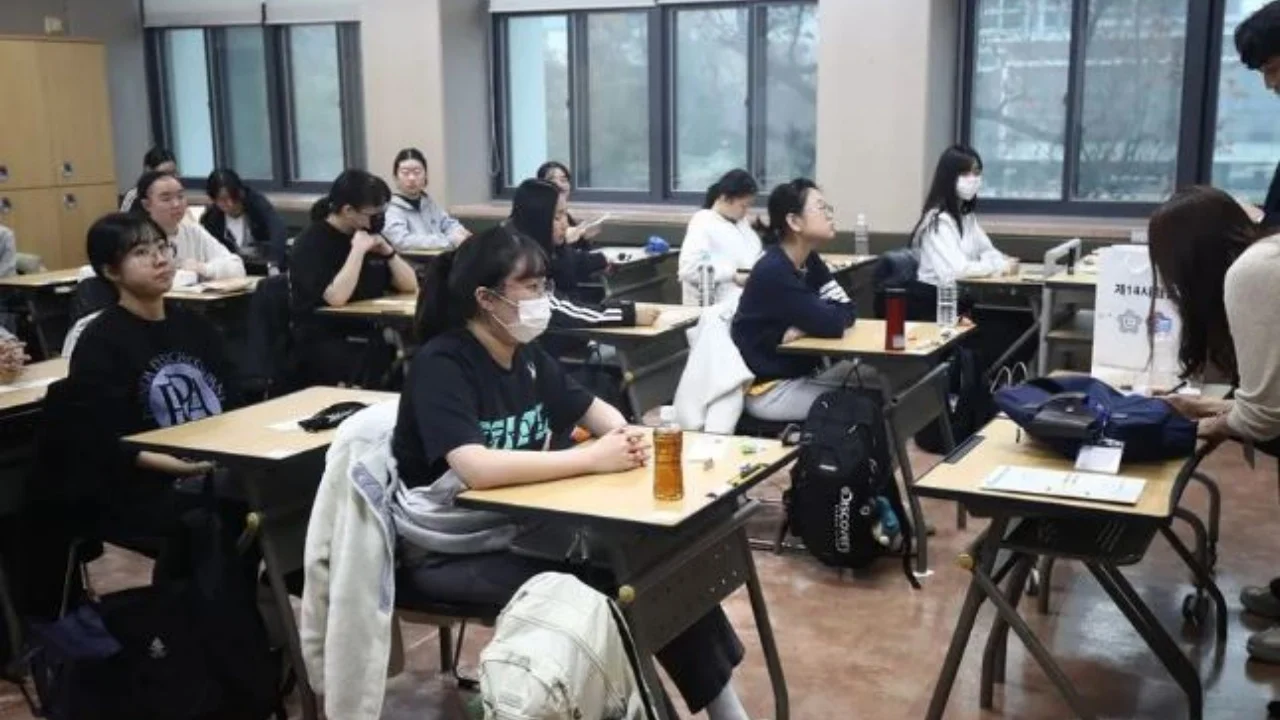 Mësuesi përfundoi provimin 90 sekonda më herët, studentët në Korenë e Jugut padisin autoritetet