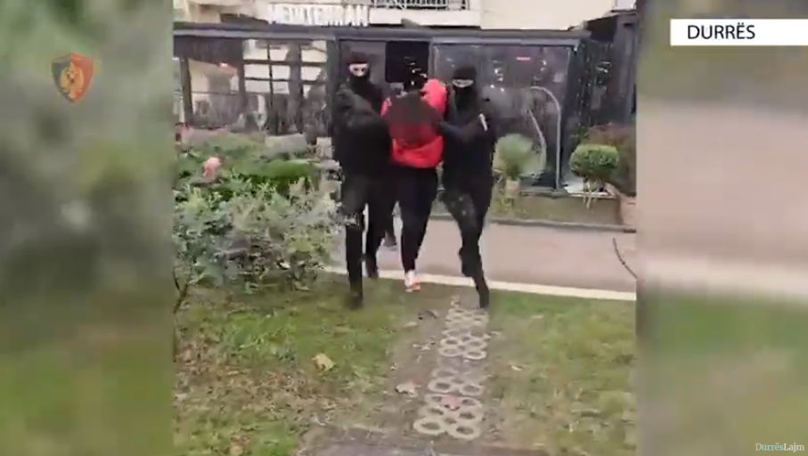 EMRI/ I kërkonte para përmes kanosjes një shtetasi, shihni momentin e arrestimit të një 25-vjeçari në Durrës (VIDEO)