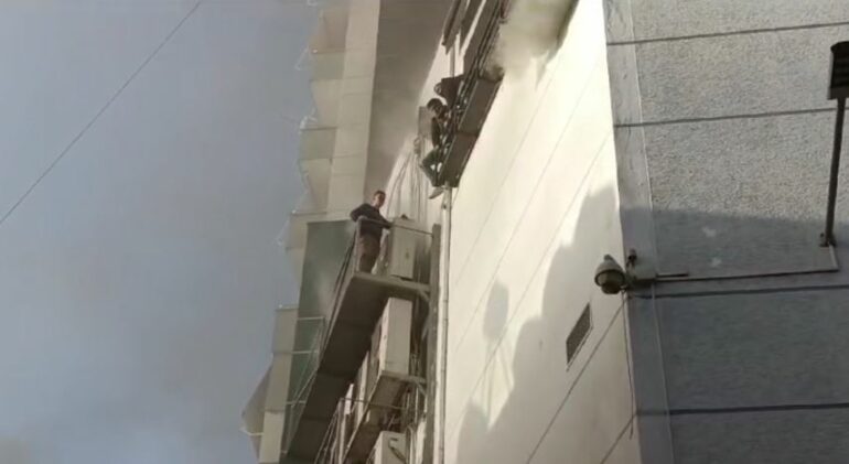 Zjarri merr përmasa të frikshme në Lushnje, dyshohet për disa familje të bllokuara