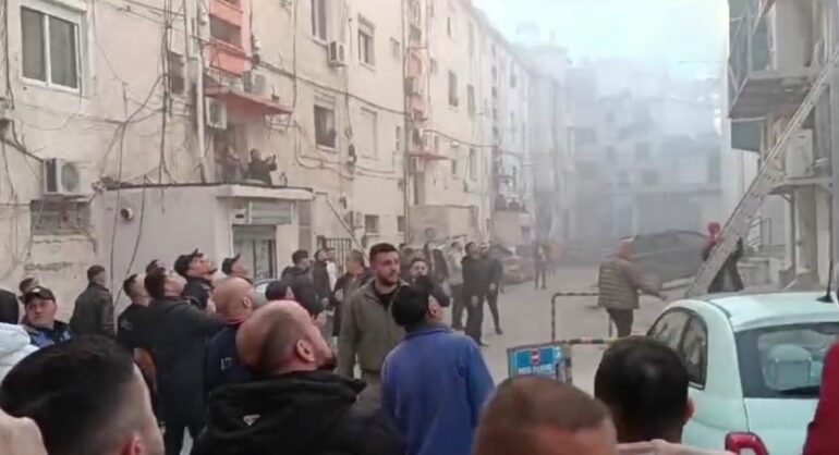 Zjarri vijon të djegë qendrën tregtare, i gjithë shërbimi zjarrfikës i Tiranës niset drejt Lushnjes