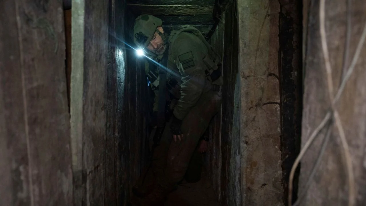 “Gjurmë të pengjeve në një tunel në Gaza”/ Ushtria izraelite u tregon shtegun e nëndheshëm gazetarëve