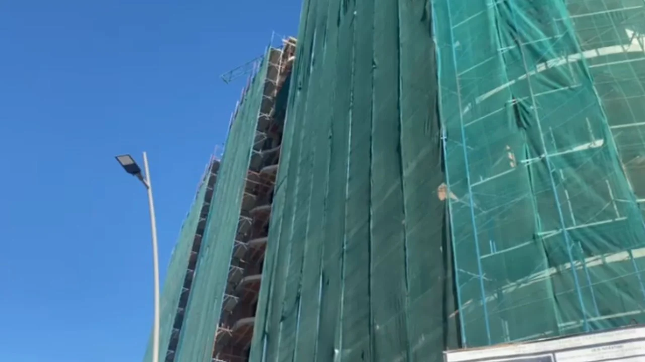 Rrëzimi i skelës plagosi babë e bijë, shoqërohen në polici inxhinieri i pallatit dhe dy punëtorë