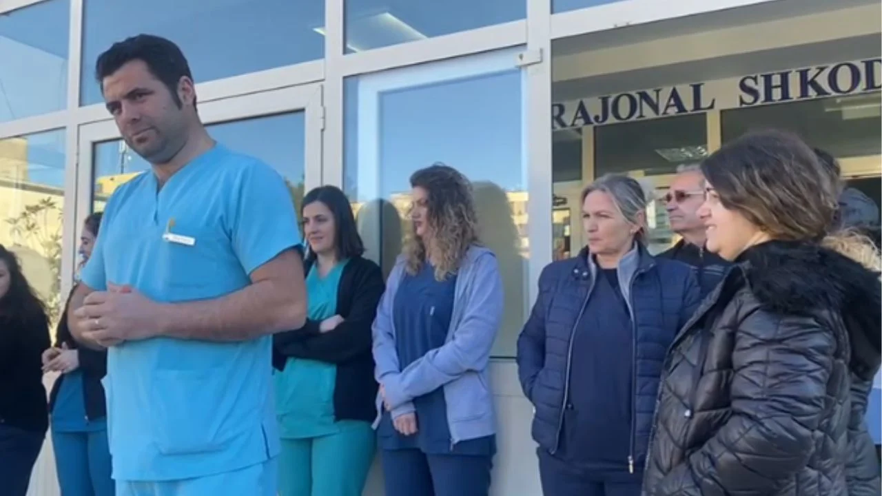 “Duam pagat”/ Punonjësit e spitalit të Shkodrës ngrihen në protestë, paralajmërojnë bojkot