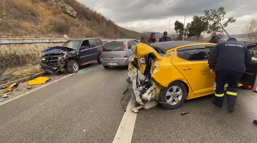 Dy automjete përplasen midis tyre, ka të plagosur